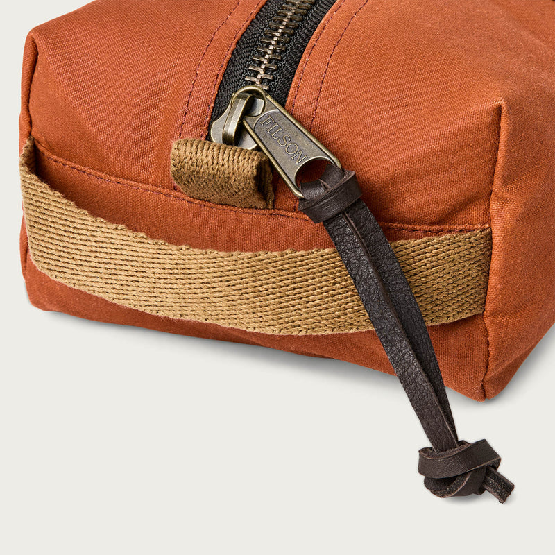 Tin cloth travel kit par Filson | Rust (Red)