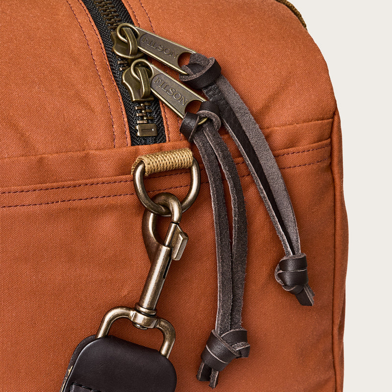 Tin cloth small duffle bag von Filson | Rust (Red)
