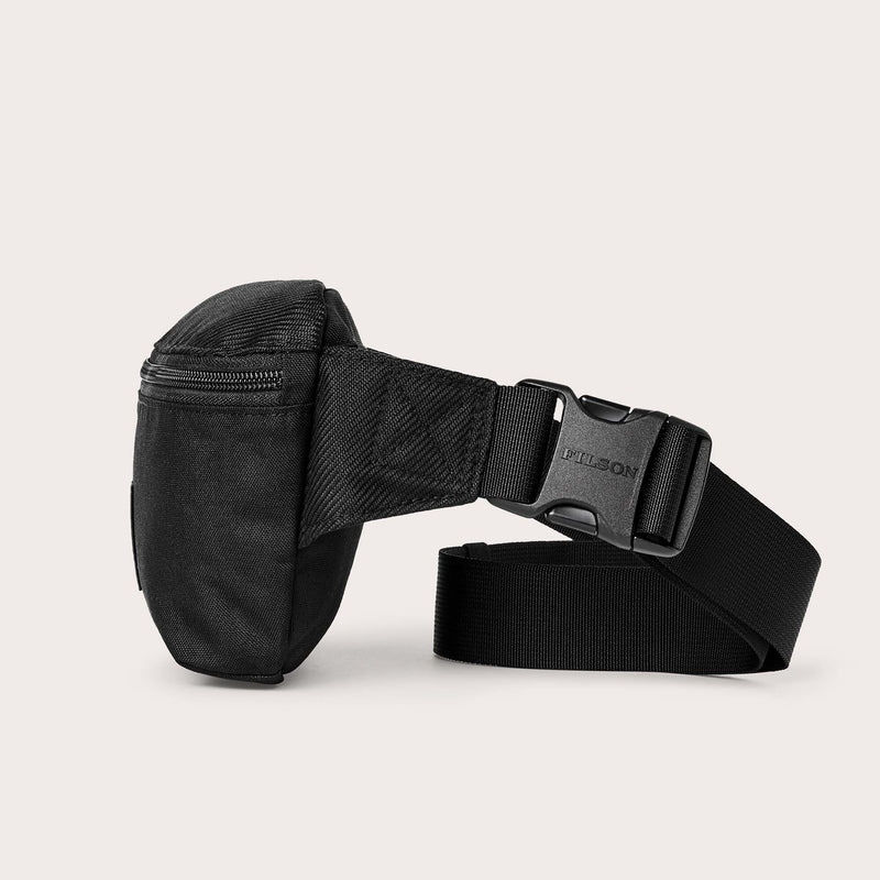Surveyor crossbody pack di Filson | Black (Black)
