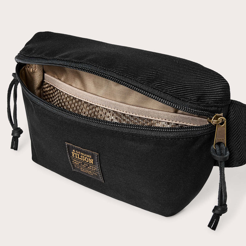 Surveyor crossbody pack di Filson | Black (Black)