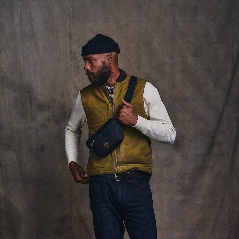 Surveyor crossbody pack di Filson | Black (Black)