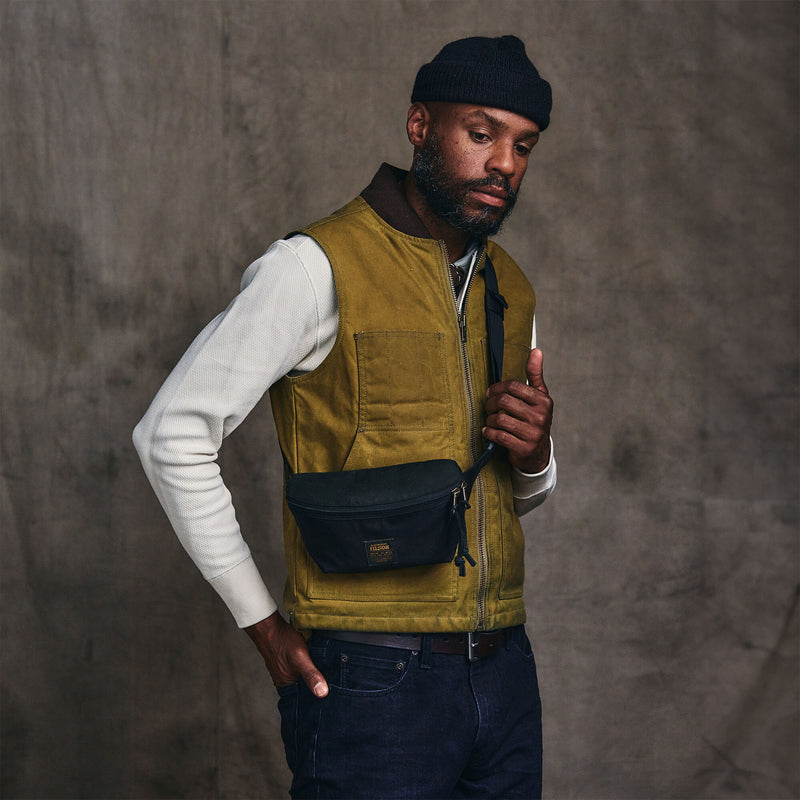 Surveyor crossbody pack di Filson | Black (Black)