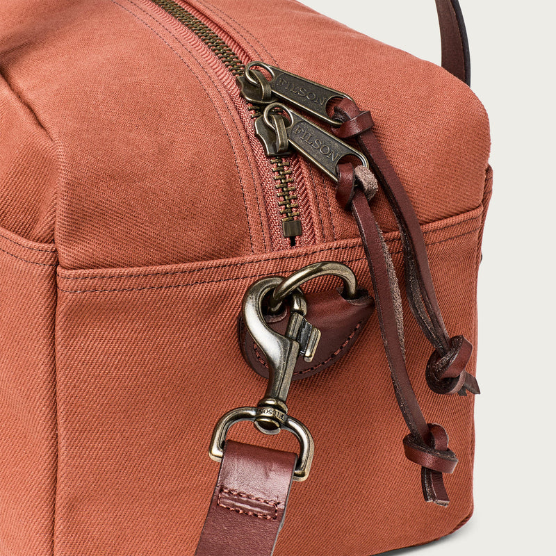 Xs compact duffle bag von Filson | Light rust (Red)