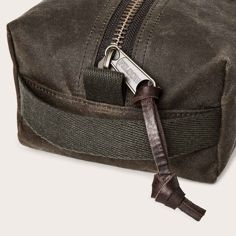 Tin cloth travel kit par Filson | Otter green (Green)
