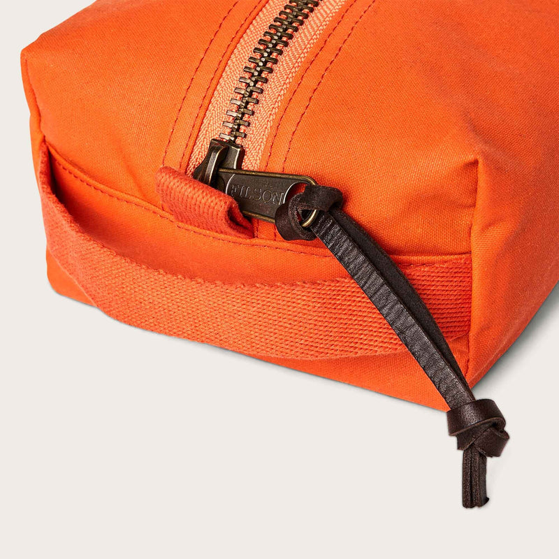 Tin cloth travel kit von Filson | Flame (Orange)