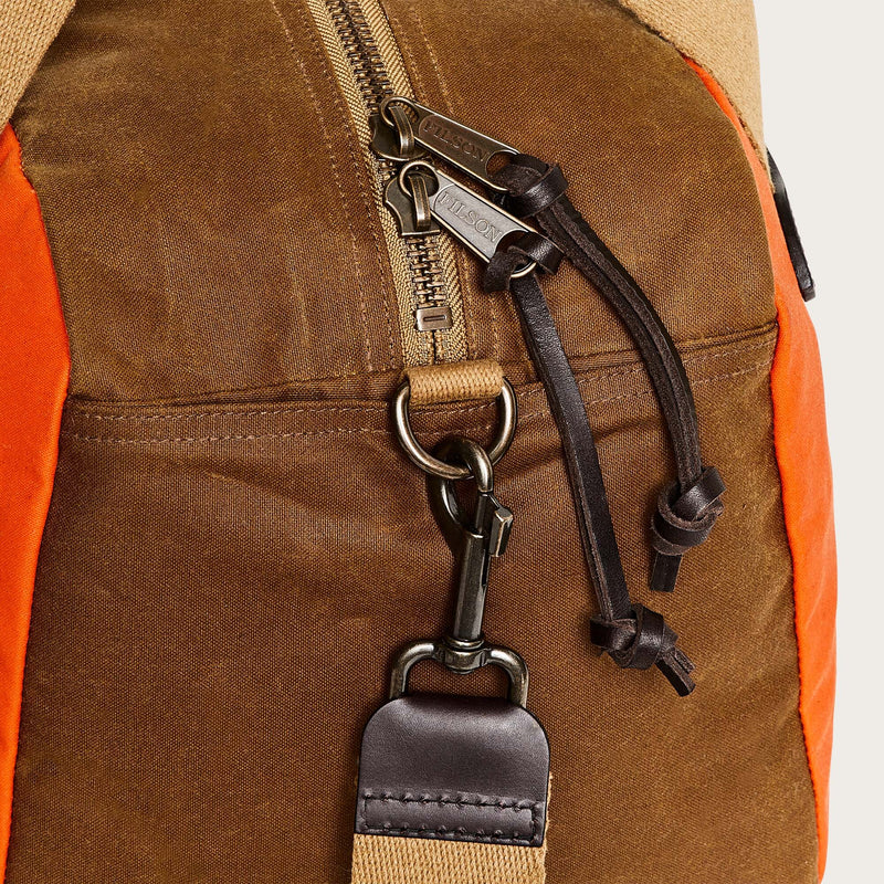 Small tin cloth duffle bag von Filson | Dark tan / flame (Orange)