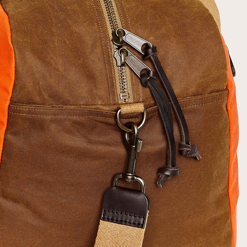 Medium tin cloth duffle bag di Filson | Dark tan / flame (Orange)
