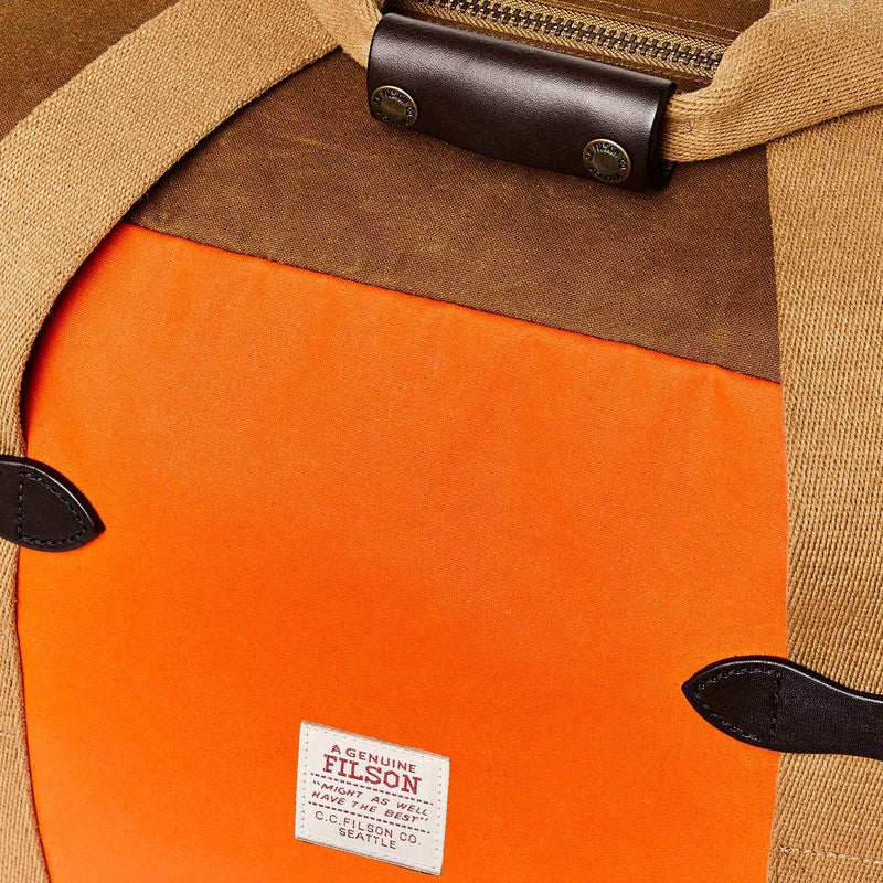 Medium tin cloth duffle bag di Filson | Dark tan / flame (Orange)