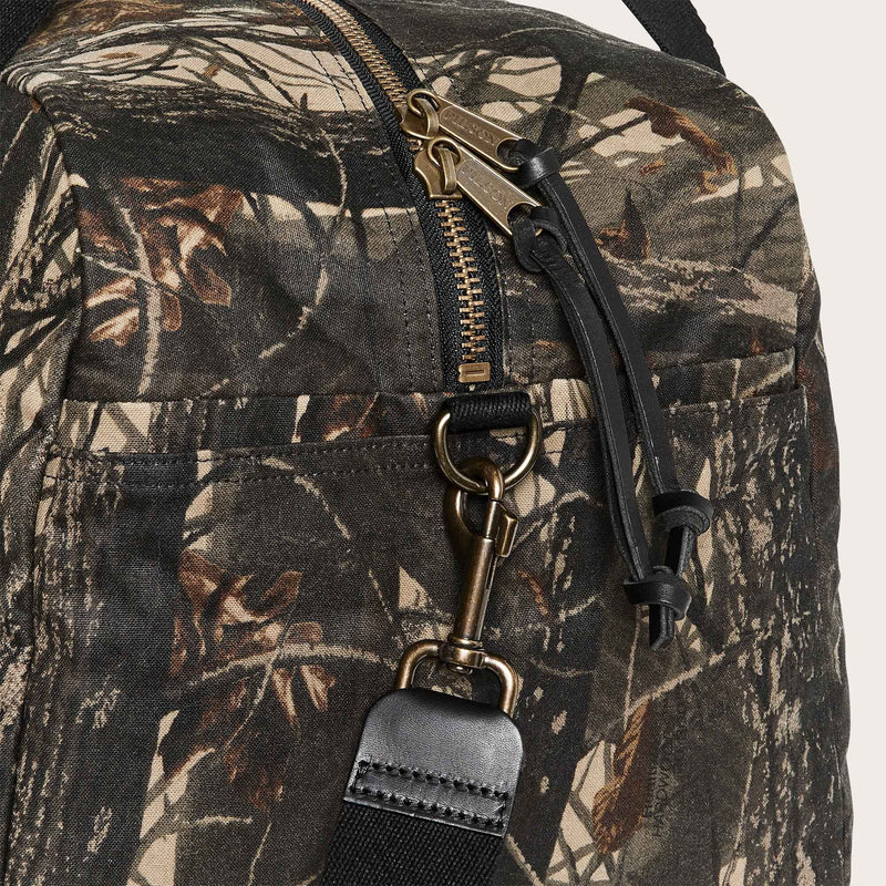 Medium tin cloth duffle bag di Filson | Realtree hardwoods camo (Brown)