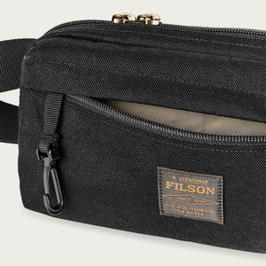Dryden crossbody bag par Filson | Black (Black)