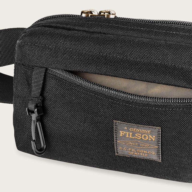 Dryden crossbody bag par Filson | Black (Black)