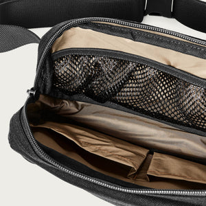 Dryden crossbody bag par Filson | Black (Black)
