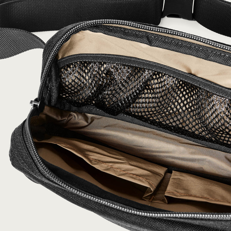 Dryden crossbody bag par Filson | Black (Black)