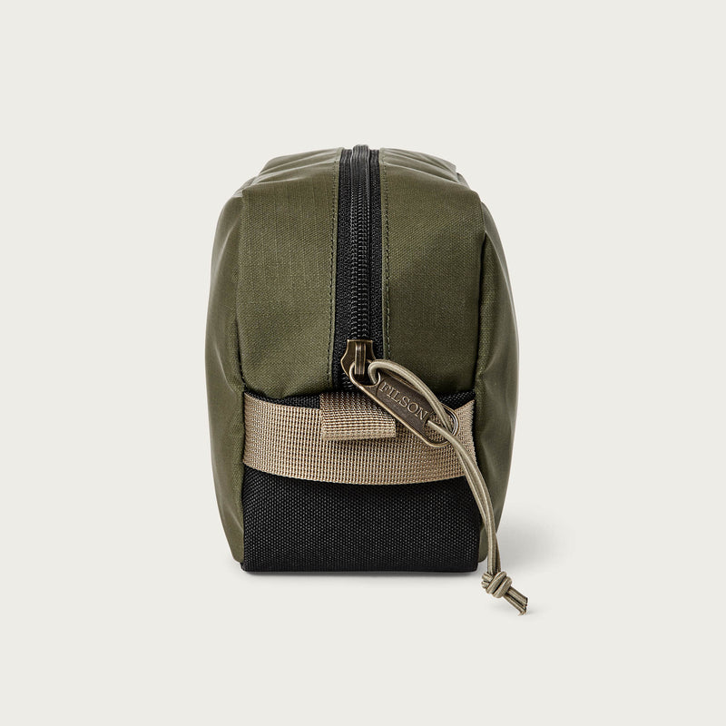 All-weather travel pack di Filson | Olive / black / covert (Green)