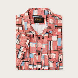 Short sleeve lightweight alaskan guide shirt von Filson | Russet / print (Pink)