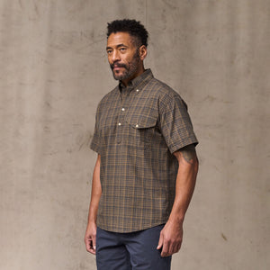 Short sleeve madras popover shirt par Filson | Brown / olive plaid (Brown)