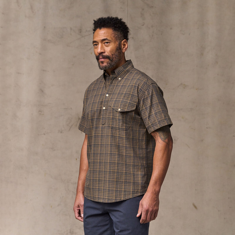 Short sleeve madras popover shirt par Filson | Brown / olive plaid (Brown)
