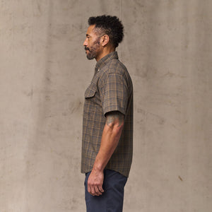 Short sleeve madras popover shirt par Filson | Brown / olive plaid (Brown)