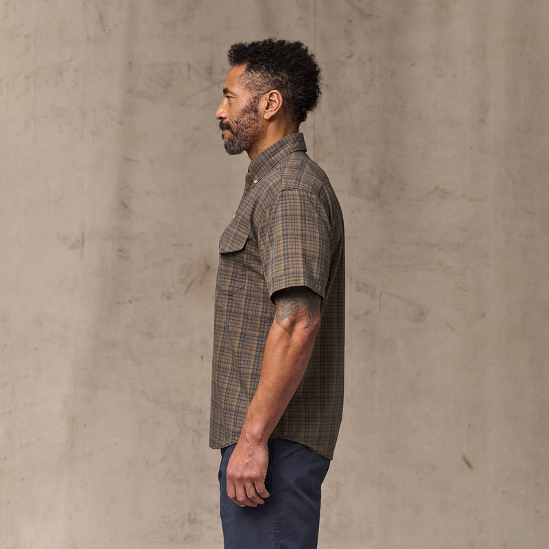 Short sleeve madras popover shirt par Filson | Brown / olive plaid (Brown)