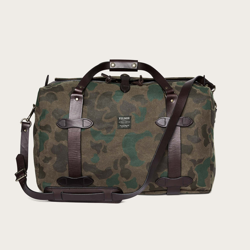 Medium waxed rugged twill duffle bag di Filson | Dark wax shrub camo (Gray)