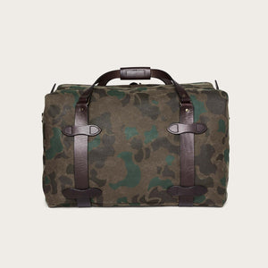 Medium waxed rugged twill duffle bag di Filson | Dark wax shrub camo (Gray)