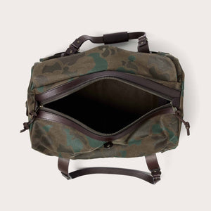 Medium waxed rugged twill duffle bag di Filson | Dark wax shrub camo (Gray)