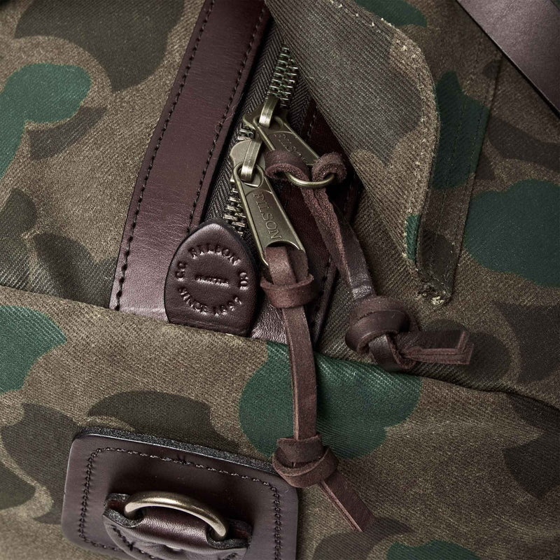 Medium waxed rugged twill duffle bag di Filson | Dark wax shrub camo (Gray)