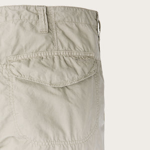 Tropical poplin cargo pants di Filson | Dried sage (White)